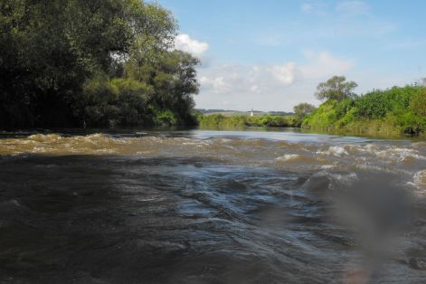 Velkenyei templom tornya távolinak tűnik